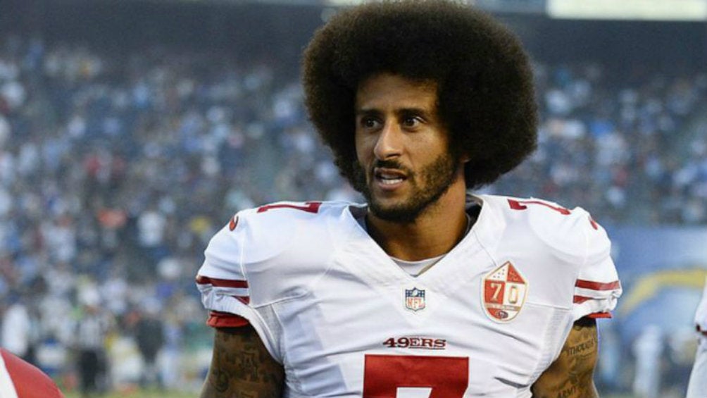 Colin Kaepernick durante un juego con San Francisco 