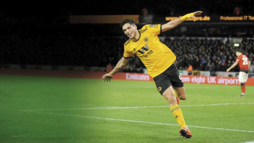 Raúl Jiménez celebrando una anotación con Wolverhampton