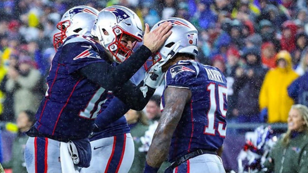 Tom Brady y N'Keal Harry festejan una anotación