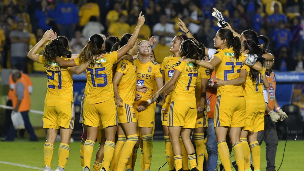 Jugadoras de Tigres Femenil celebrando el pase a la Final del A2019