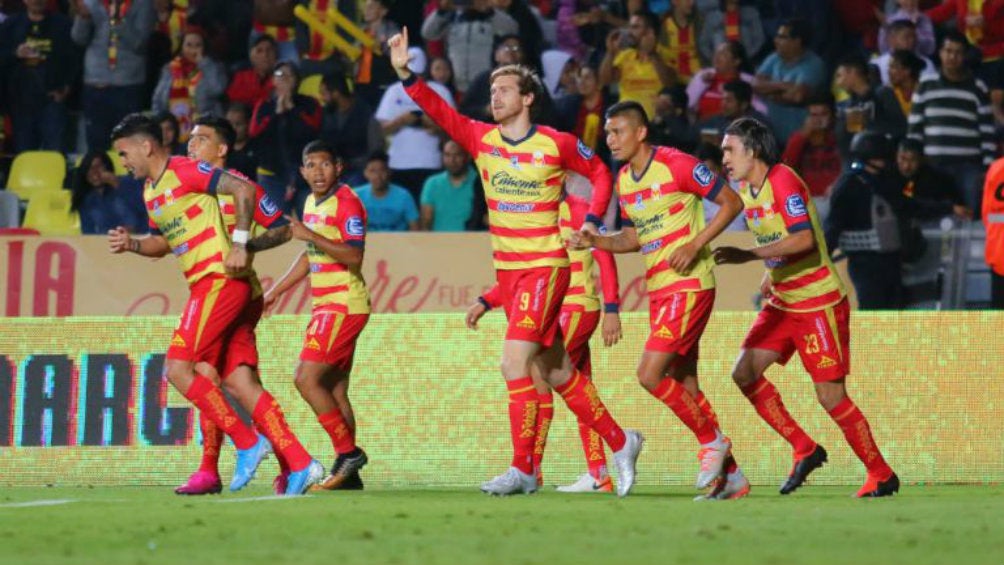 Jugadores del Morelia celebran un gol