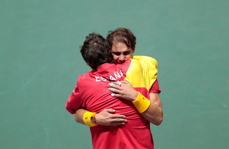 Nadal se funde en un abrazo con Sergi Bruguera