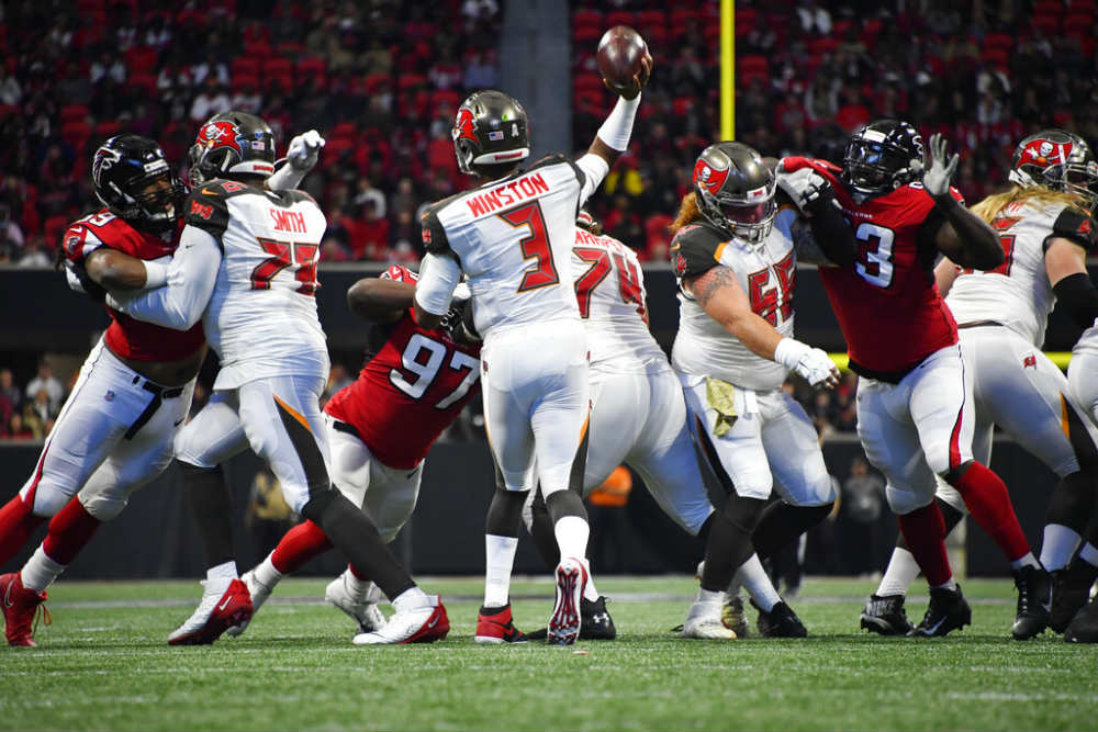 Winston lanza el ovoide en duelo contra Falcons