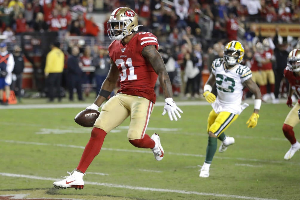 Raheem Mostert anota frente a los Packers