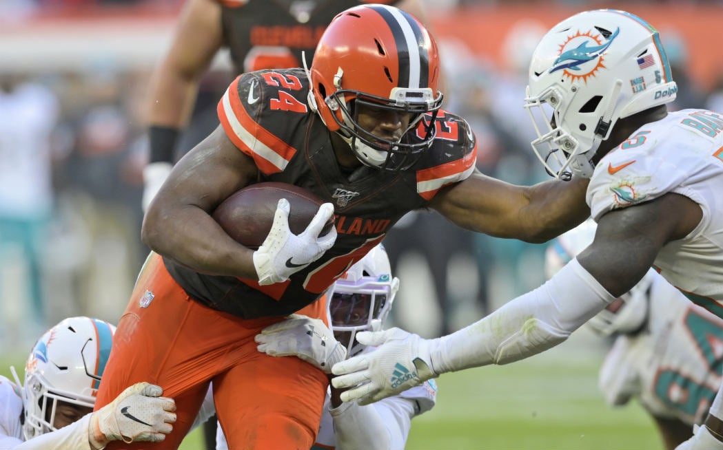 Nick Chubb de Browns corriendo con el balón