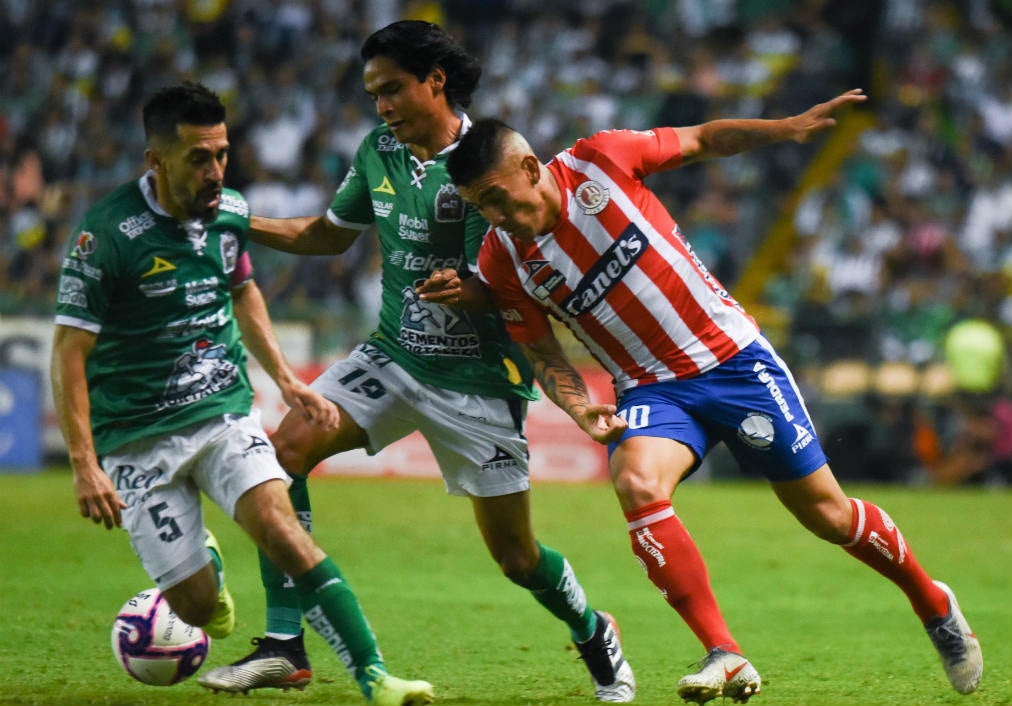 Ricardo Centurión y Jorge Díaz disputando un balón