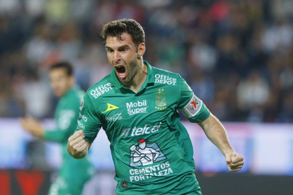 Mauro Boselli celebrando una anotación con León