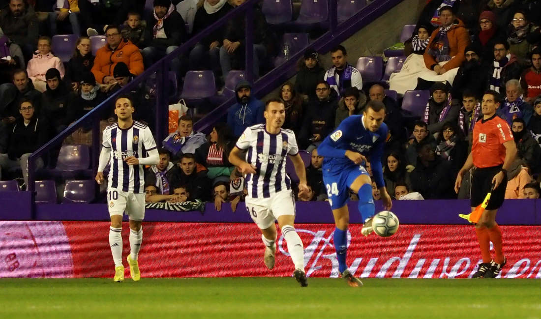 Joan Jordán, jugador del Sevilla pasando el balón