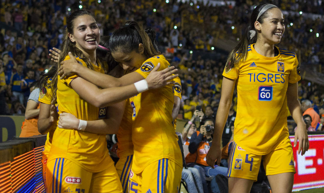 Jugadoras de Tigres Femenil celebrando un gol