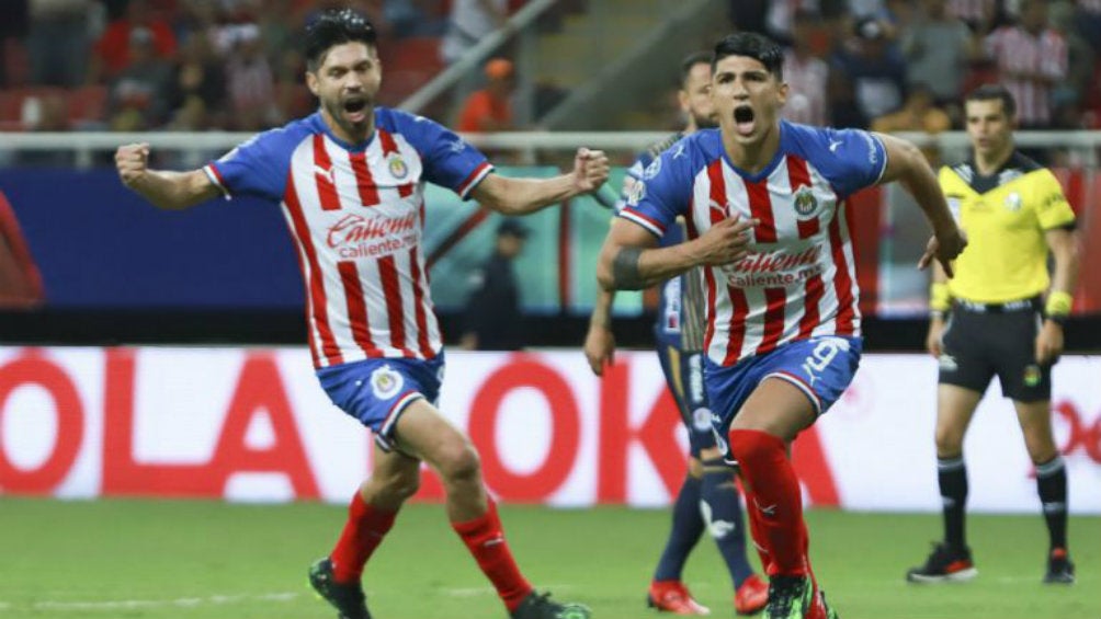 Alan Pulido festeja anotación contra el Tibu