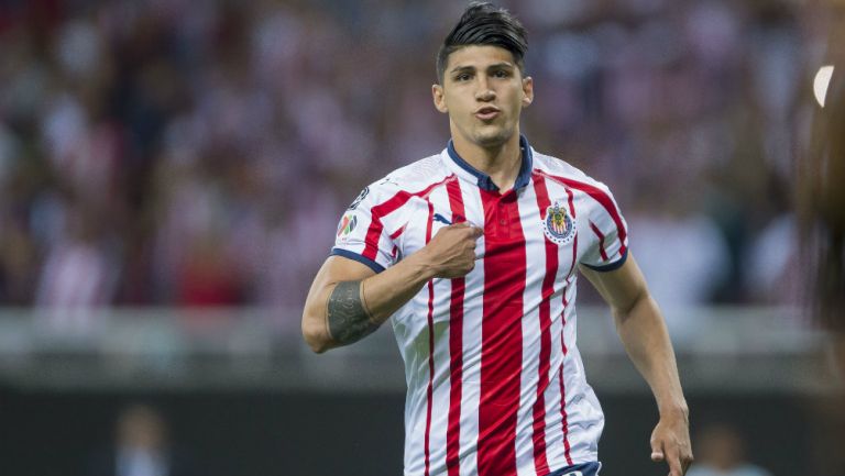 Alan Pulido celebrando una anotación con Chivas 