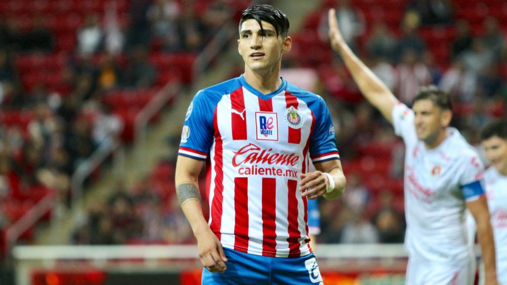 Alan Pulido, en un partido de las Chivas