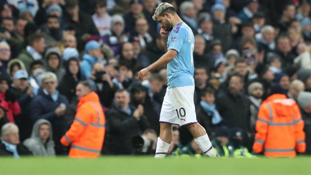 Sergio Agüero abanadona el campo por lesión