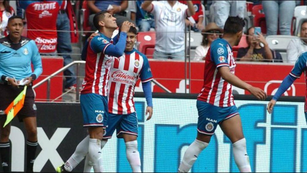 Alan Pulido festeja anotación contra el Tibu