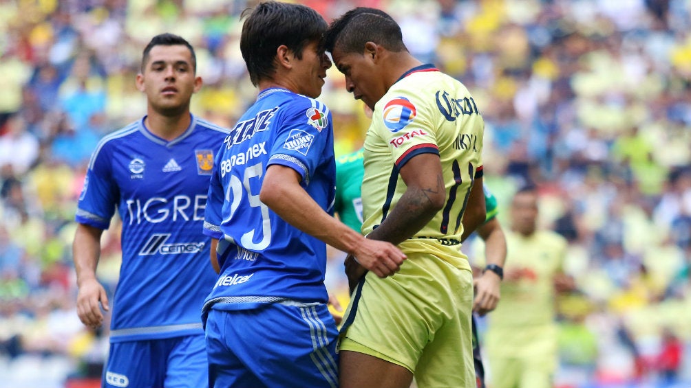 Damm encarando a Arroyo en un América vs Tigres