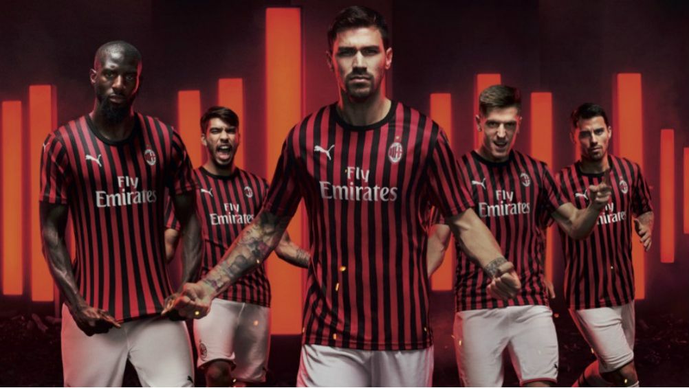 Jugadores del Milan con el uniforme de la temporada 2019-2020