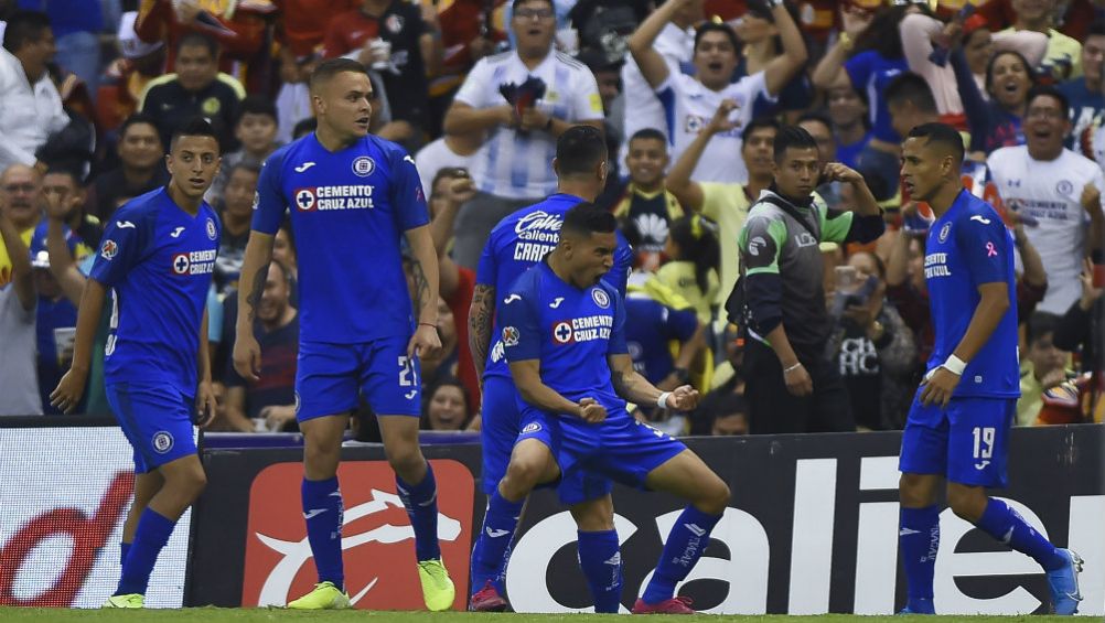 Jugadores de Cruz Azul celebrando una anotación