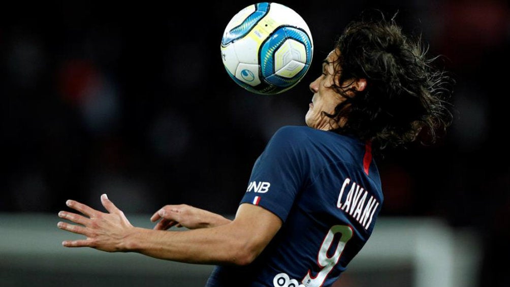 Cavani controla un balón con el PSG