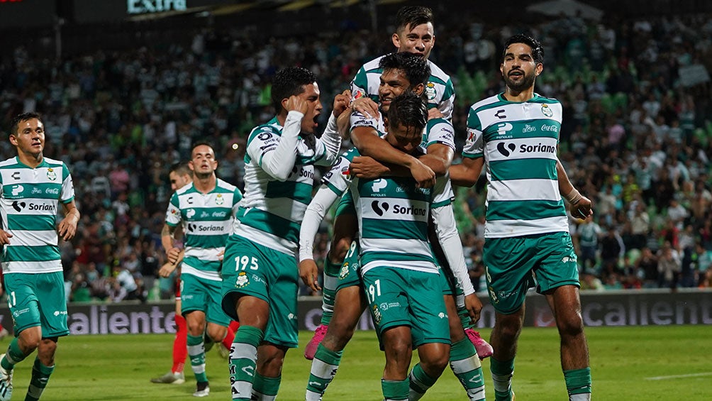 Jugadores de Santos celebran un gol