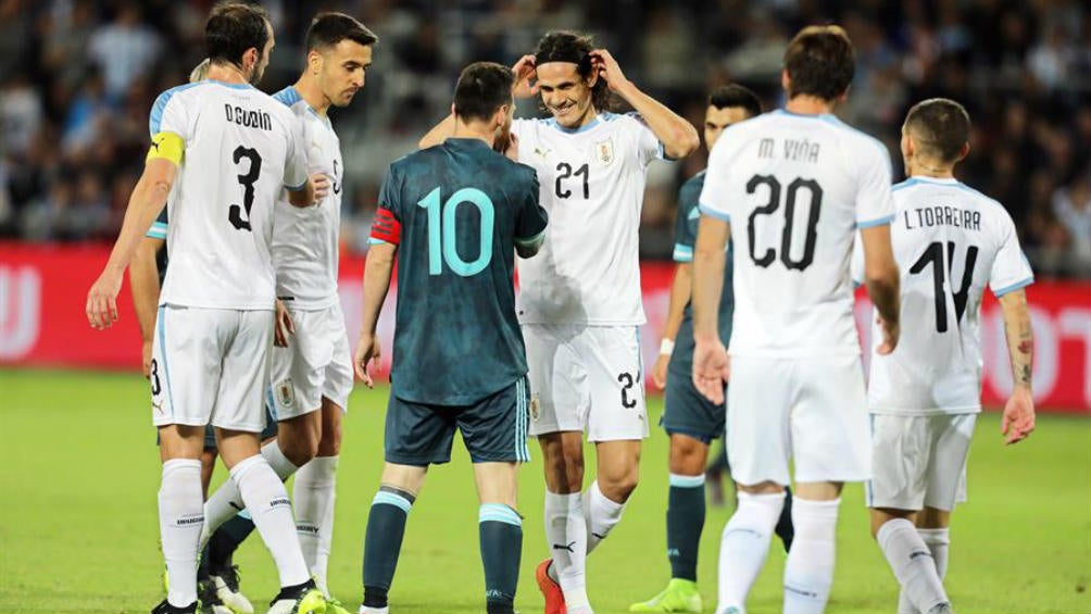 Messi se encara con Cavani en un amistoso