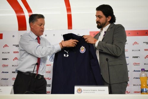 Ricardo Peláez y Amaury Vergara durante la presentación del primero