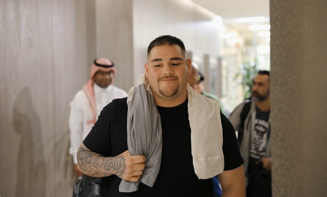 Andy Ruiz en su llegada a Arabia Saudita