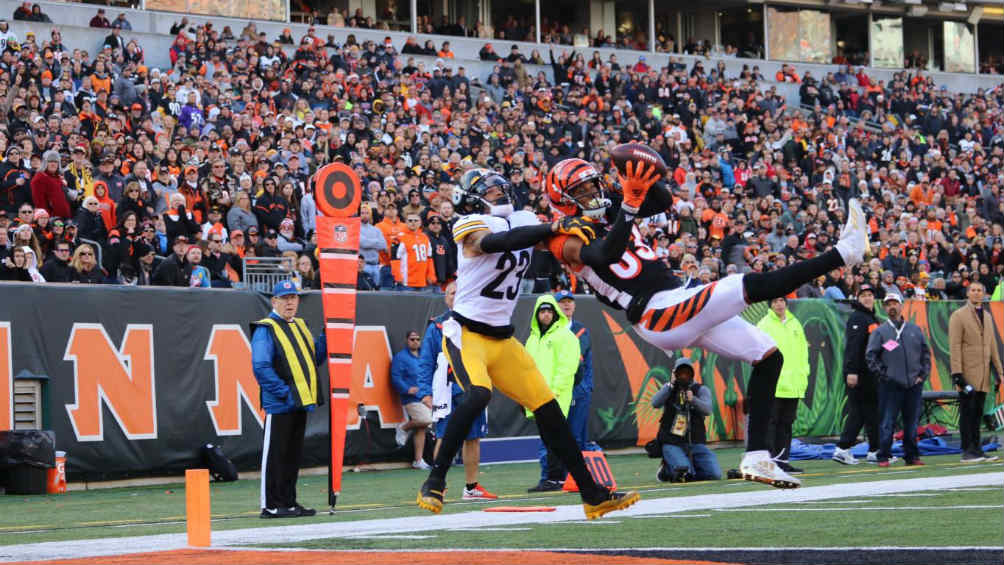 Andrew Brown recibe un pase mientras Joe Haden lo marca 