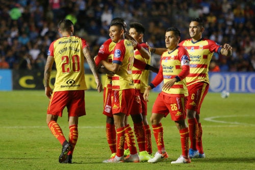 Jugadores del Morelia festejan un gol