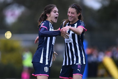 Jugadoras de Rayadas celebran un gol