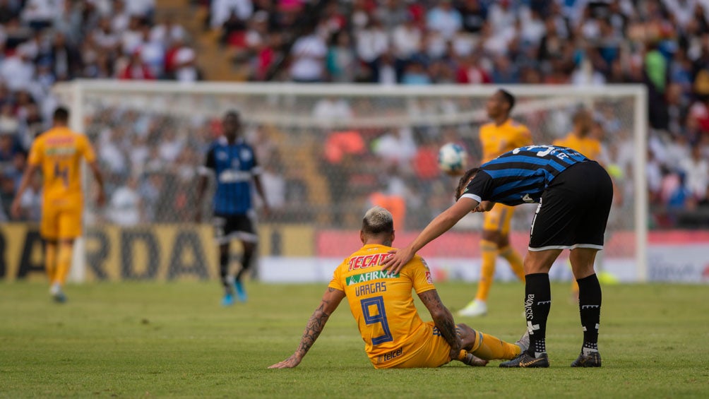 Edu Vargas se lamenta tras lesión