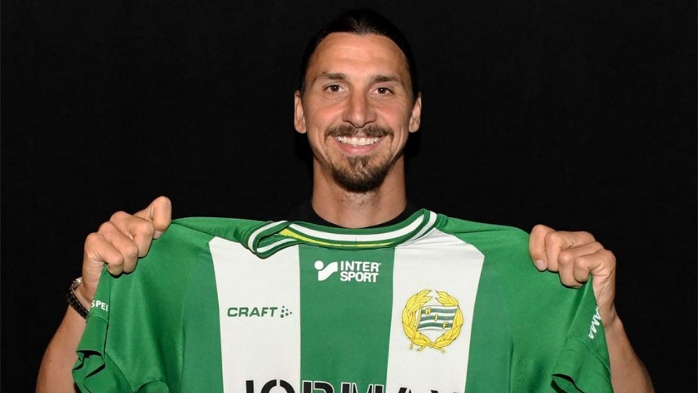 Zlatan Ibrahimovic presume la playera de su nuevo equipo