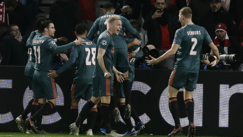 Jugadores del Ajax celebran el gol de Hakim Ziyech