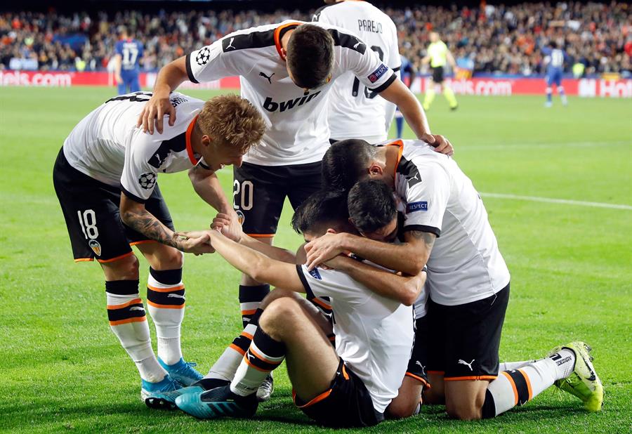 Jugadores de Valencia festejan gol contra Chelsea