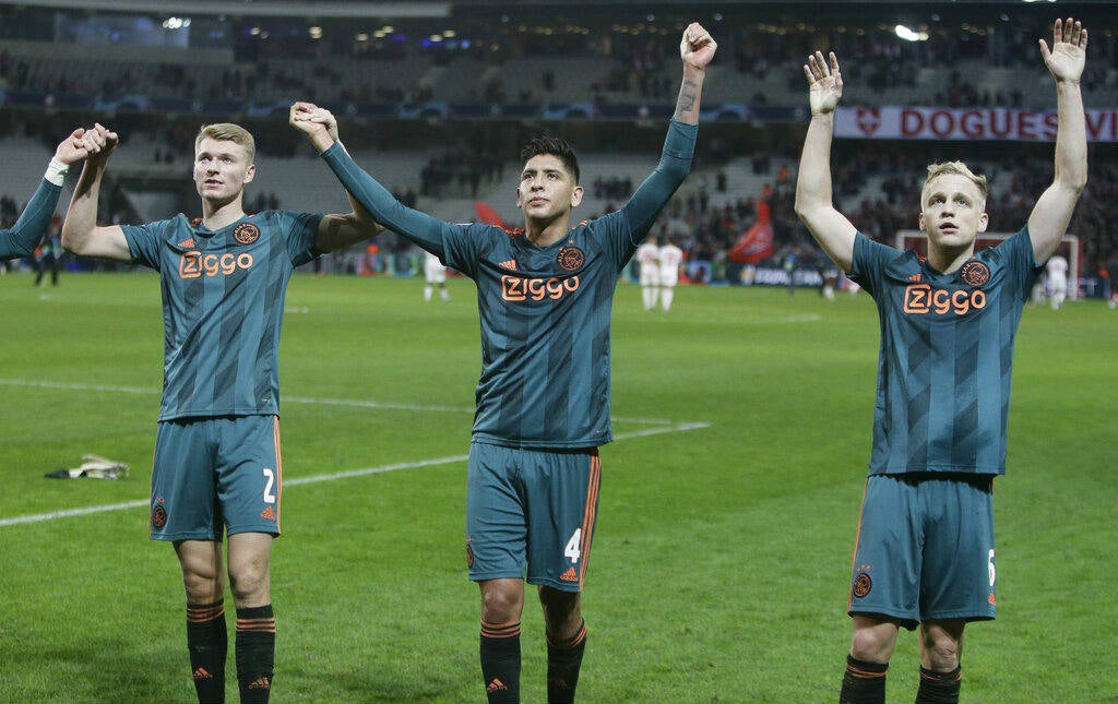 Edson Álvarez y sus compañeros celebran el triunfo en Francia