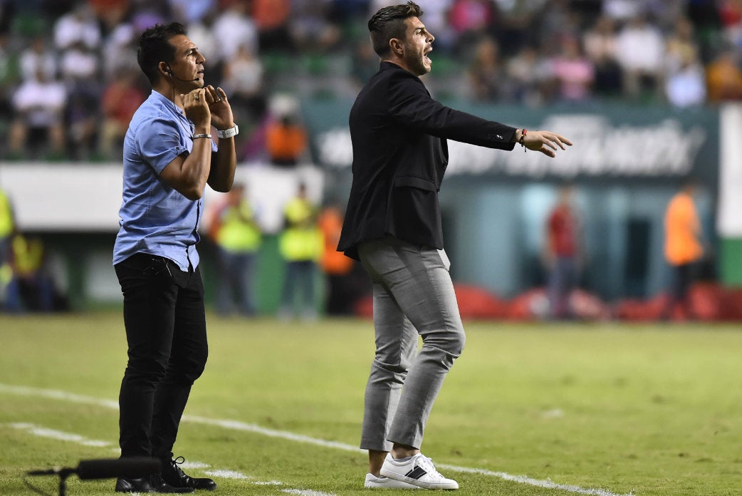 Alex Diego e Ismael Iñiguez durante el partido entre Atlante y Zacatepec