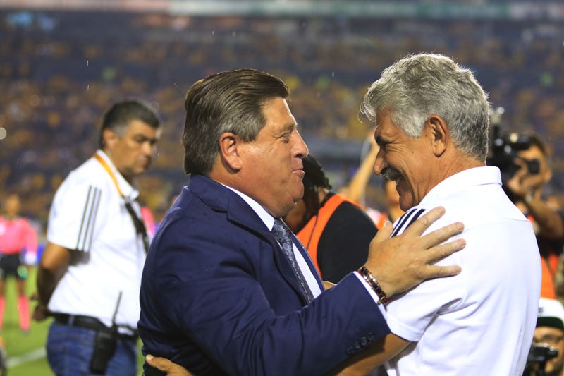 Herrera y Ferretti se saludan en un Tigres vs América