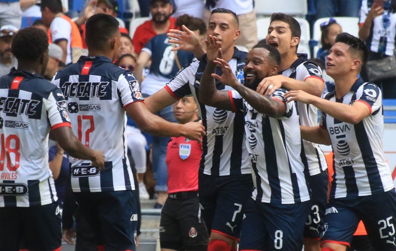 Jugadores de Rayados celebran un tanto 