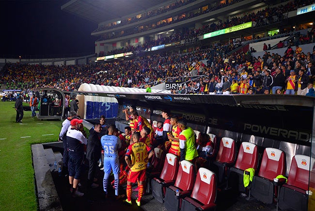 Jugadores del Moreloa en el banquillo durante la suspensión