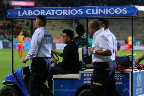 José Juan Macías es retirado en el 'carrito de las desgracias'