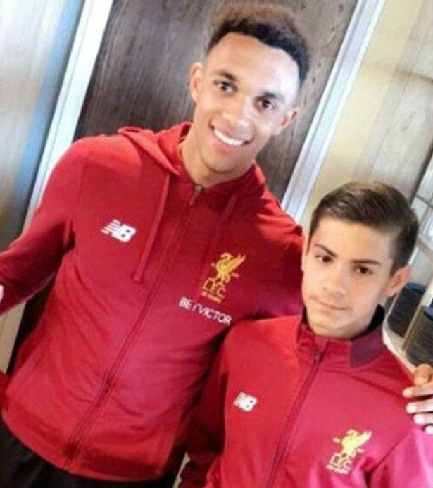 Trent Alexander-Arnold con Oakley Cannonier, el famoso recogebalones