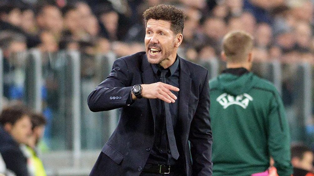 Simeone da una indicación en un juego del Atleti