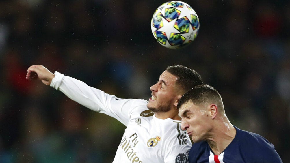 Hazard y Meunier disputando un balón 