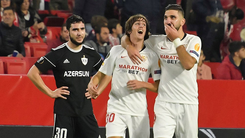 Bryan Gil celebra con Munas Dabbur su gol contra Qarabag