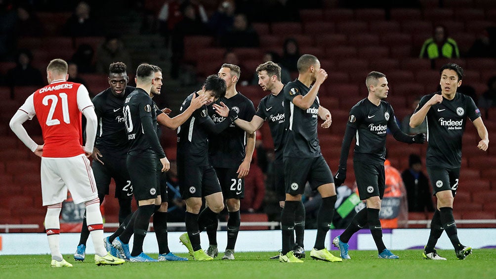 Jugadores del Frankfurt festejan uno de sus goles contra Arsenal