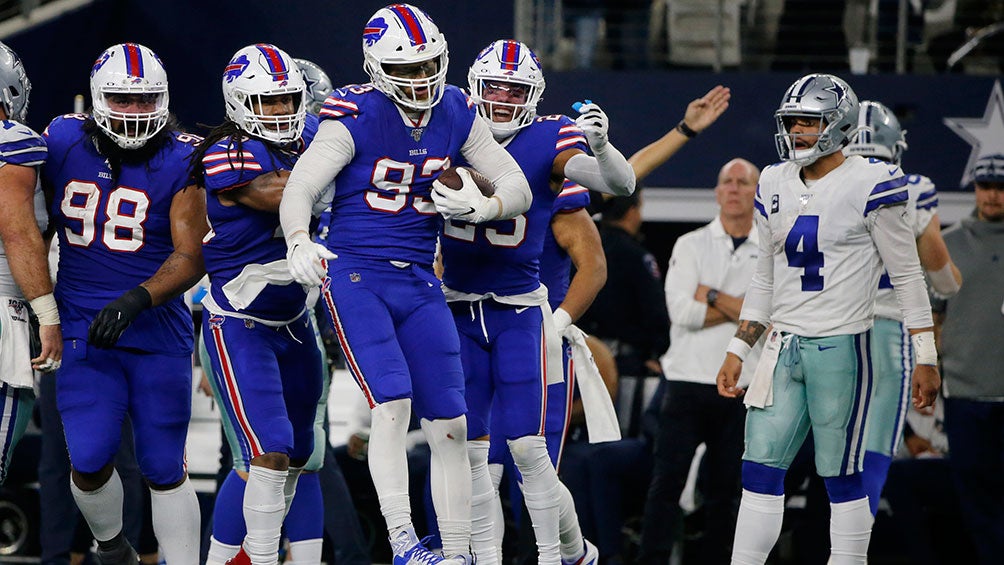 Jugadores de los Bills celebran una jugada defensiva