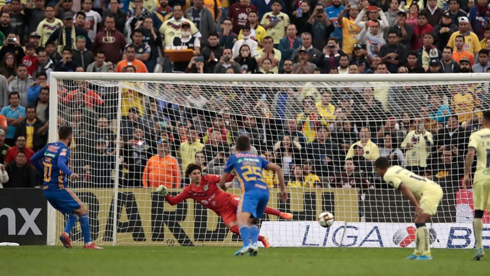 Gignac anota de penalti engañando a Memo Ochoa