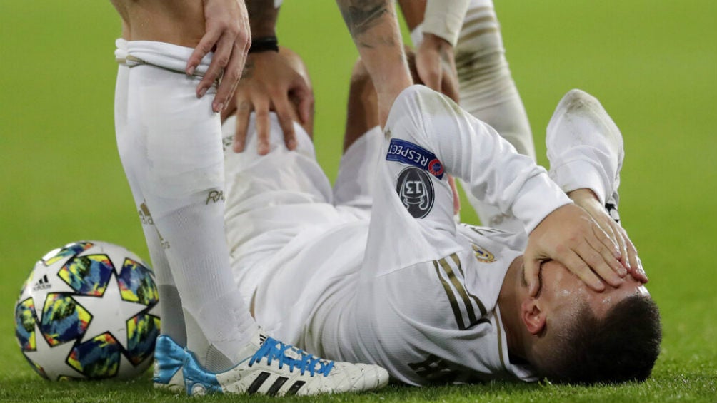 Hazard tirado en la cancha después de la entrada de Meunier