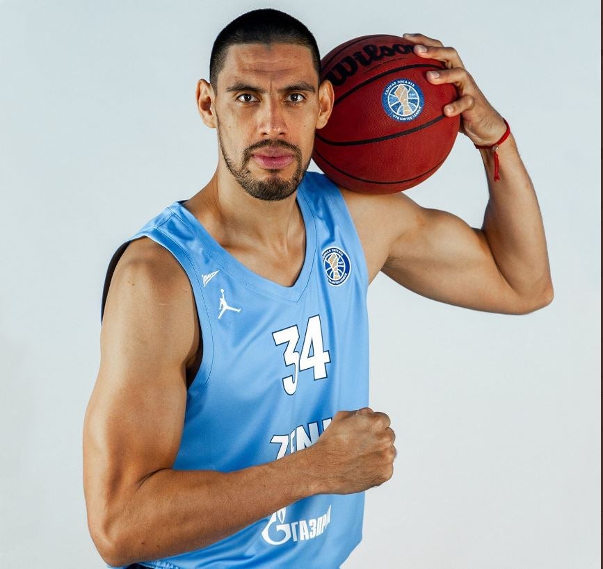 Ayón posa con un balón de basquetbol 