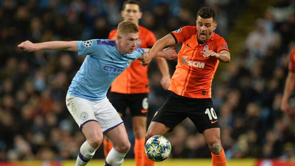 De Bruyne disputa un balón en la Champions League 