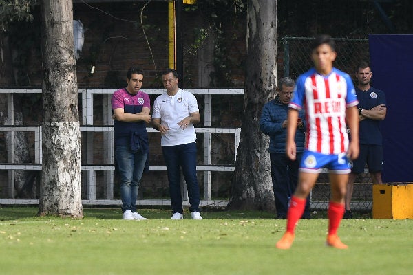 Leaño y Varela observando un entrenamiento rojiblanco